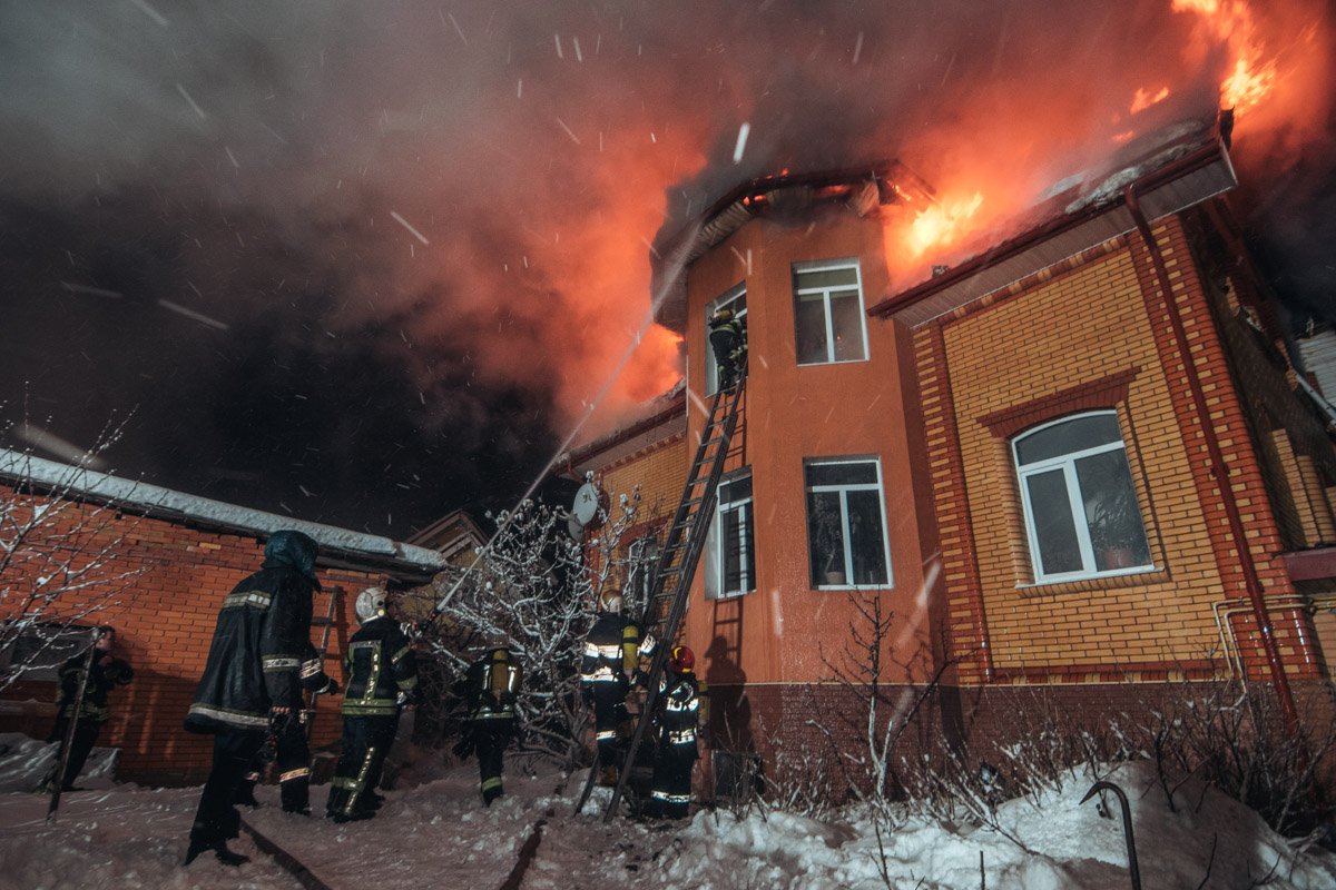 В Киеве пожарные более двух часов тушили трехэтажный частный дом 1