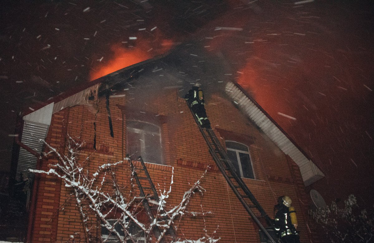 В Киеве пожарные более двух часов тушили трехэтажный частный дом 2