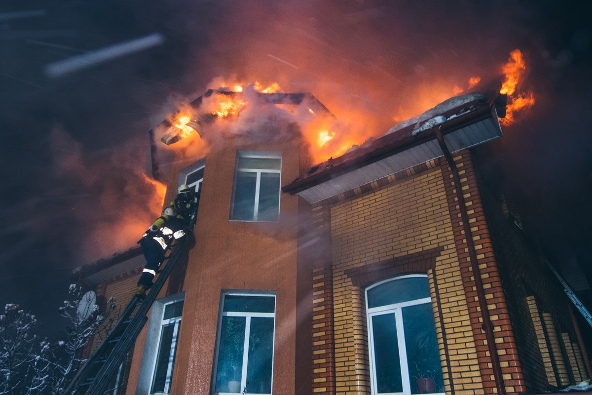 В Киеве пожарные более двух часов тушили трехэтажный частный дом 3