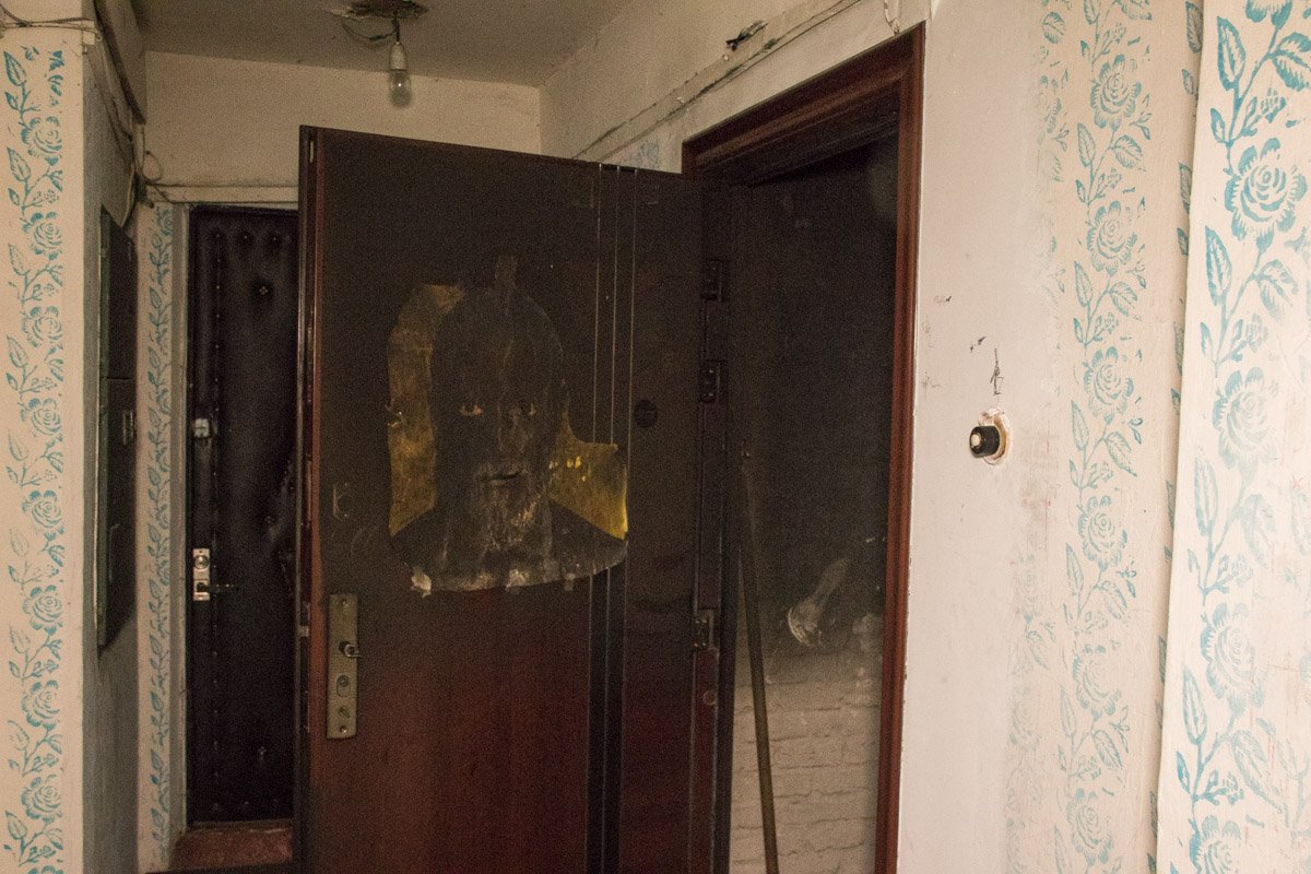 Горела квартира на третьем этаже 9-этажного дома Горела квартира на третьем этаже 9-этажного дома