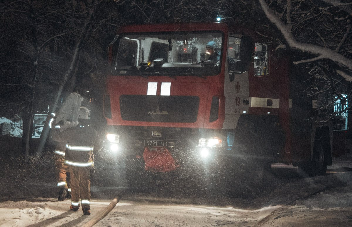 На месте работали четыре единицы основной и специальной техники, а также дежурили медики и полиция На месте работали четыре единицы основной и специальной техники, а также дежурили медики и полиция