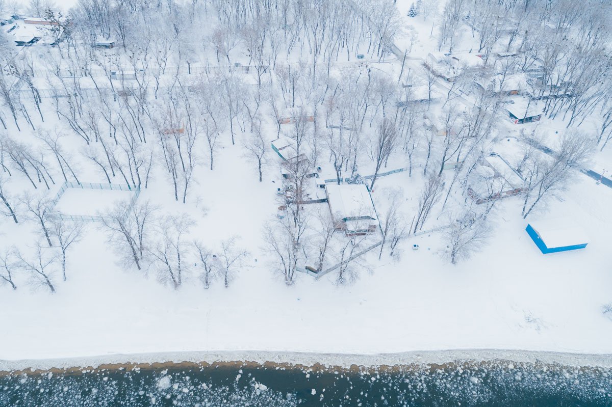 Снег укрыл пешеходные дорожки пляжа и масштабы проблемы