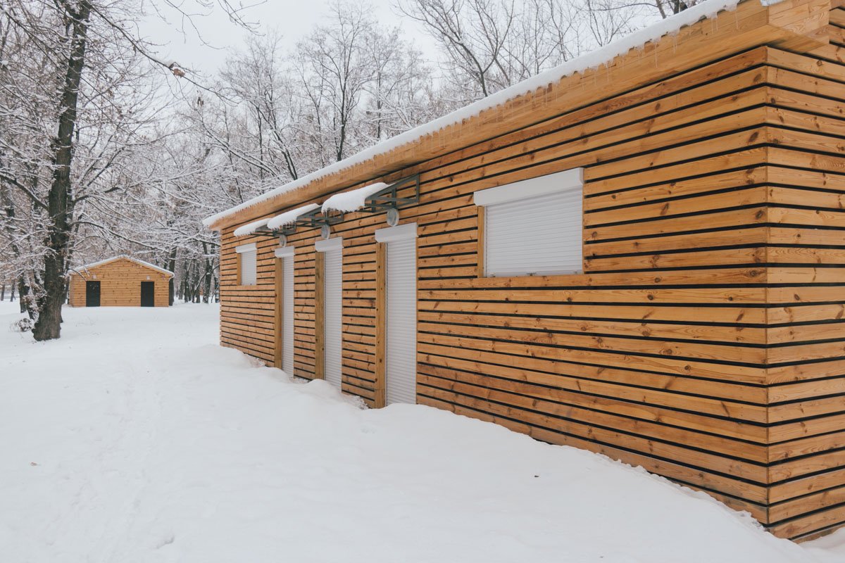 На пляже появились новые туалеты и технические здания