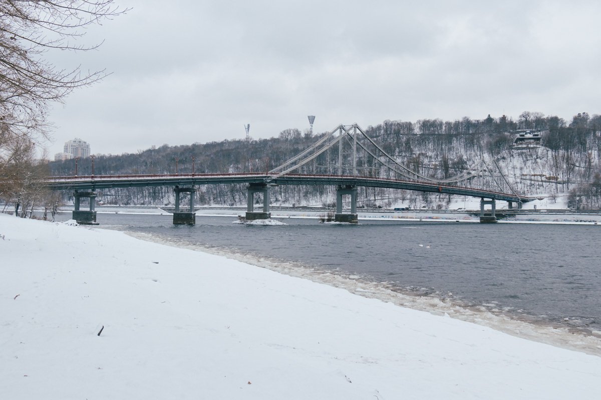 Как уже говорилось, снег способен скрыть многие недостатки. Вот и пляж выглядит достаточно ухоженным