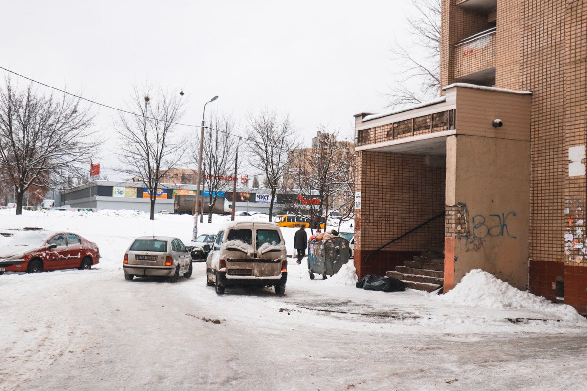 25 декабря во дворе жилого дома на Борщаговке умер мужчина