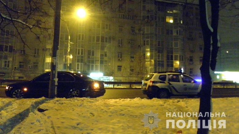 В Киеве на проспекте Победы женщина постаралась угнать автомобиль, однако не справилась с управлением В Киеве на проспекте Победы женщина постаралась угнать автомобиль, однако не справилась с управлением
