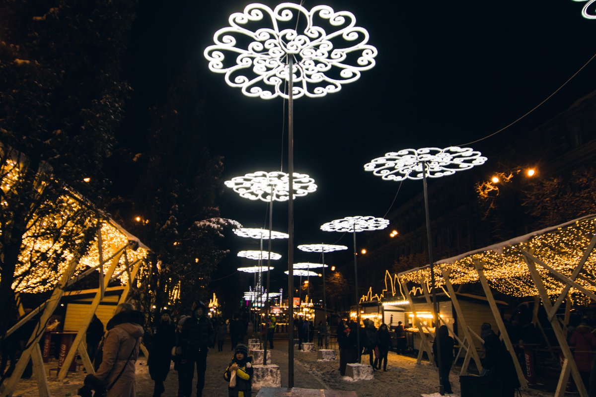 На Софийской площади возле главной новогодней елки Украины жители Киева праздновали католическое Рождество На Софийской площади возле главной новогодней елки Украины жители Киева праздновали католическое Рождество