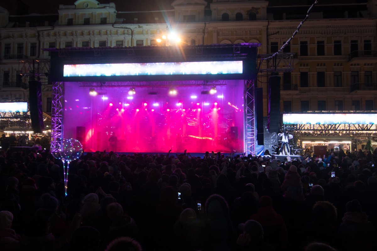 Пришедших на массовое празднование людей развлекали концертами Пришедших на массовое празднование людей развлекали концертами