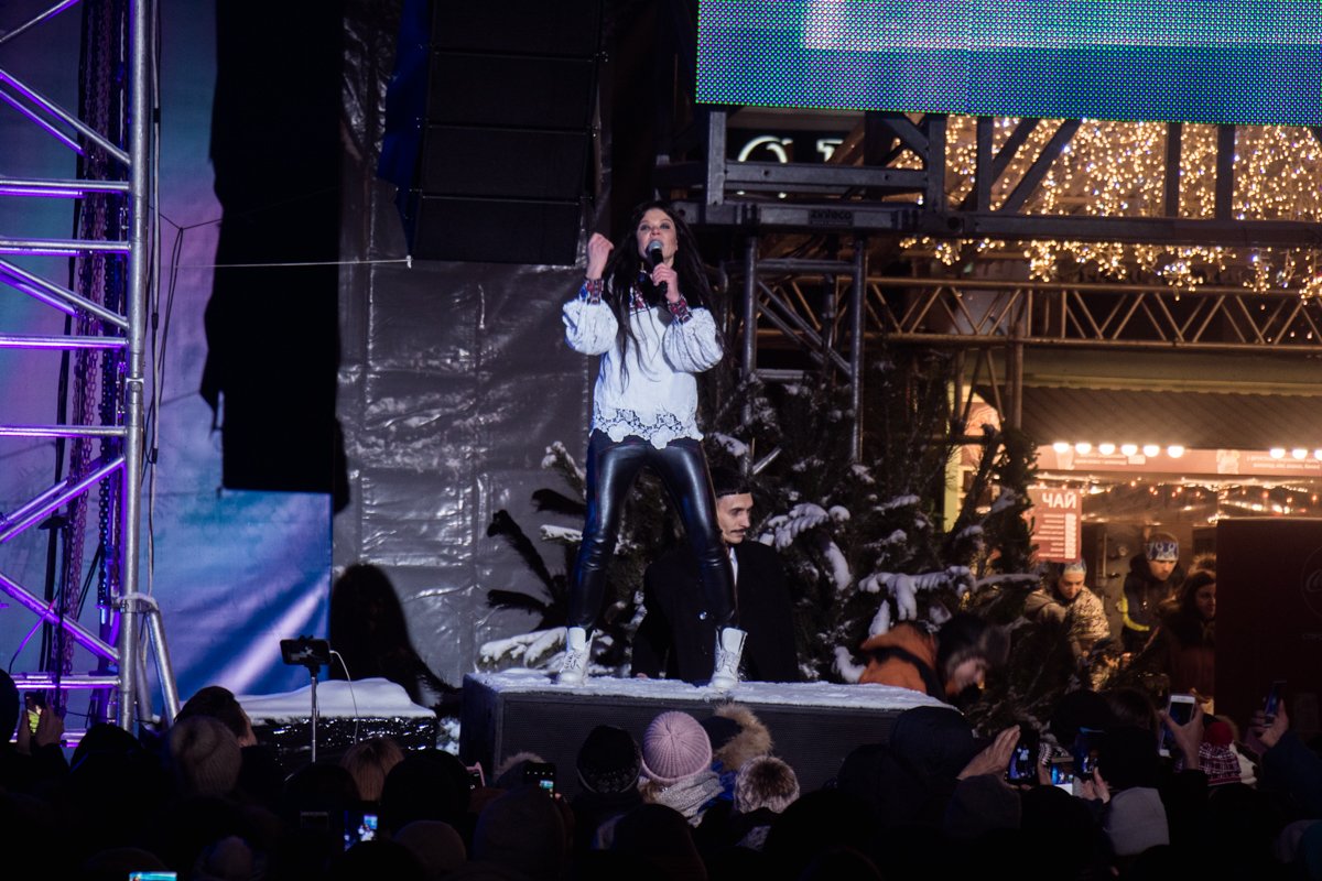 Первые несколько песен артистка исполнила будучи одетой в одну вышиванку Первые несколько песен артистка исполнила будучи одетой в одну вышиванку