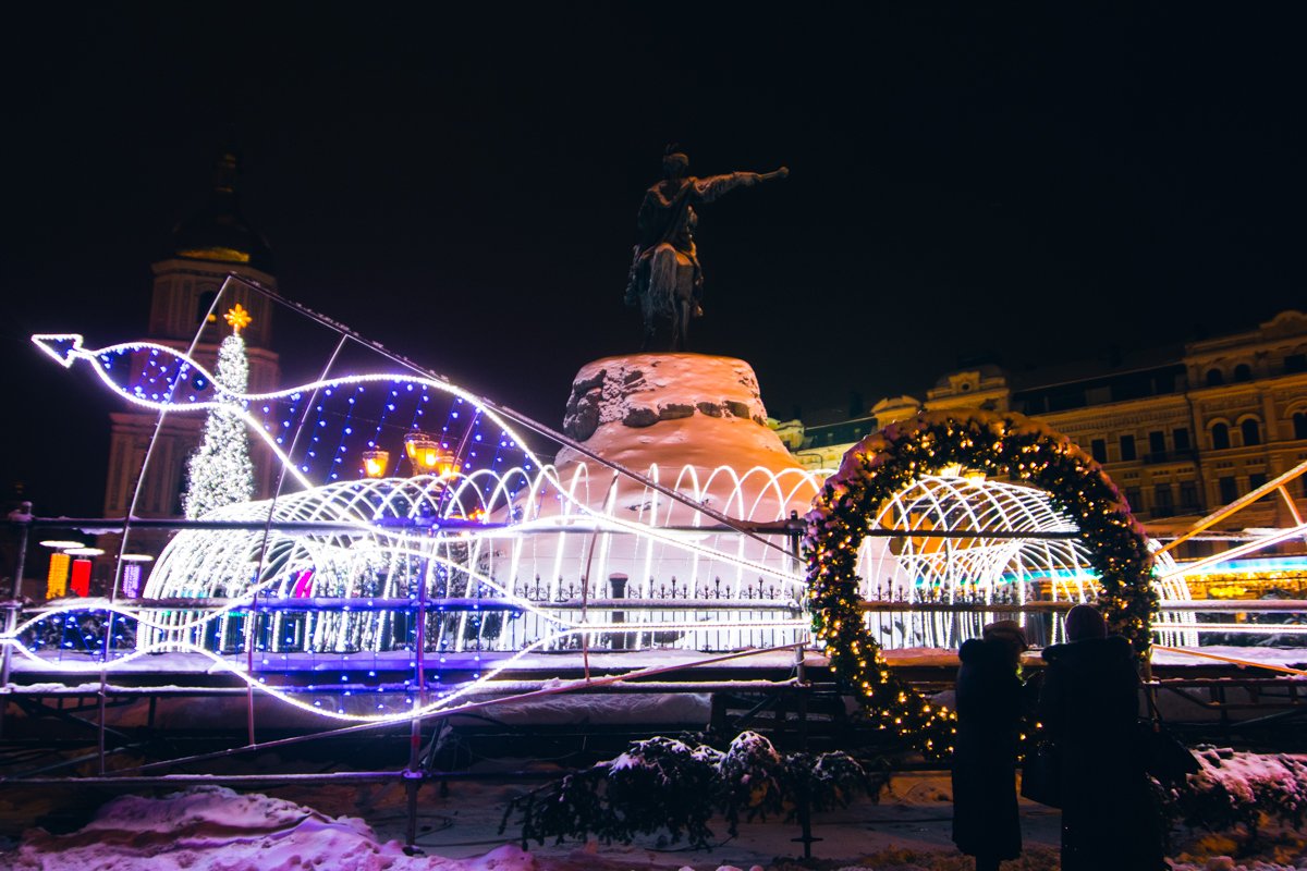 Памятник Богдану Хмельницкому в рождественских огнях Памятник Богдану Хмельницкому в рождественских огнях