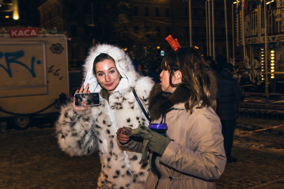 Красивые девушки передают привет читателям Информатора