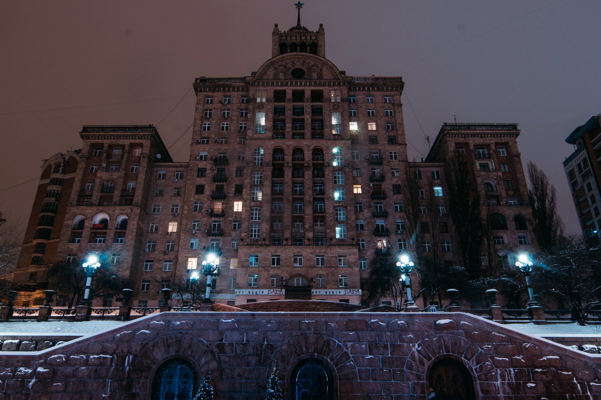 Даже в окнах почти нигде не горит свет