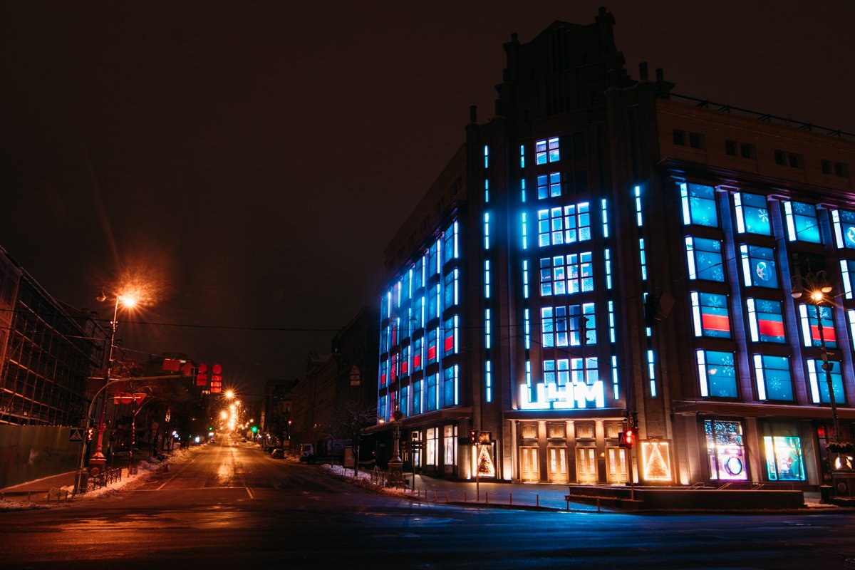 Город бросает в ночь краски огней