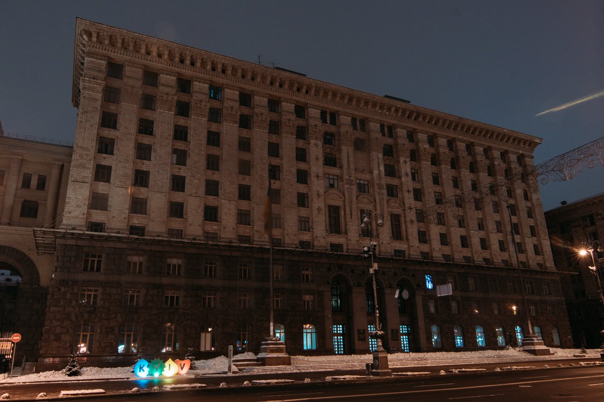 Одинокая надпись Kyiv без толп любителей селфи