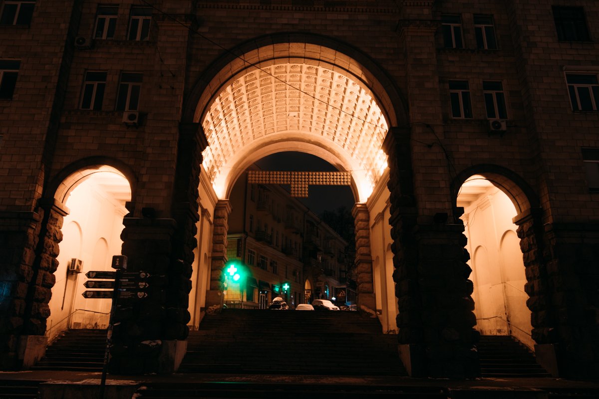 Игра света в пустынных арках