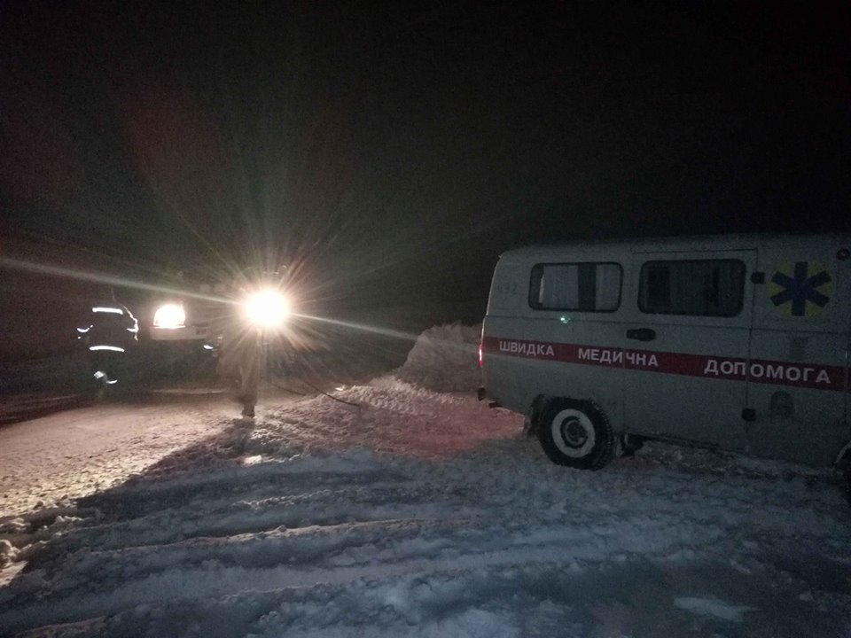 Под Киевом в снежном сугробе застряла карета скорой помощи Под Киевом в снежном сугробе застряла карета скорой помощи