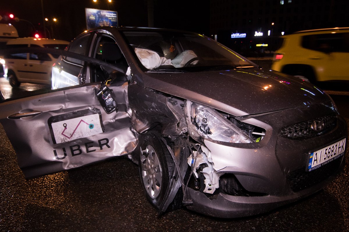 В станции метро «Бориспольская» произошла авария с участием автомобилей Mitsubishi Lancer и Hyundai Accent службы такси Uber В станции метро «Бориспольская» произошла авария с участием автомобилей Mitsubishi Lancer и Hyundai Accent службы такси Uber