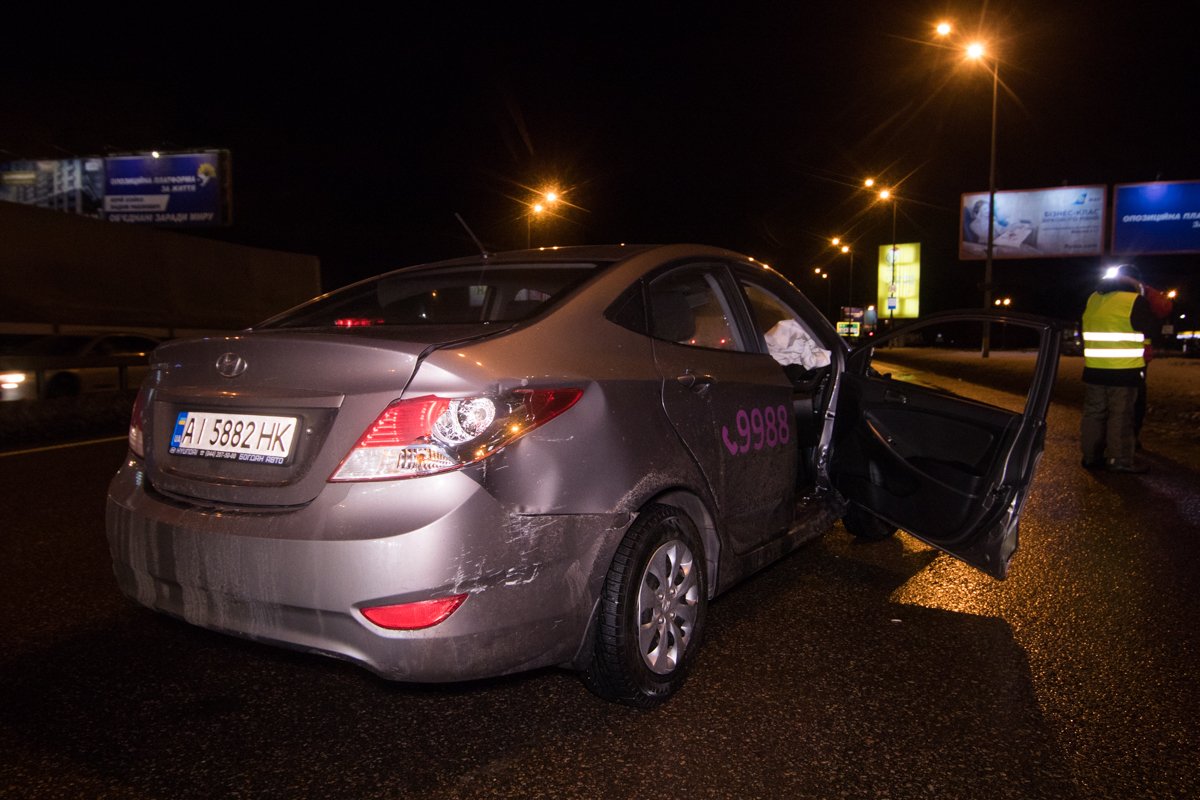 Водитель автомобиля Hyundai с пассажиром двигался по проспекту Бажана в сторону Харьковской площади Водитель автомобиля Hyundai с пассажиром двигался по проспекту Бажана в сторону Харьковской площади