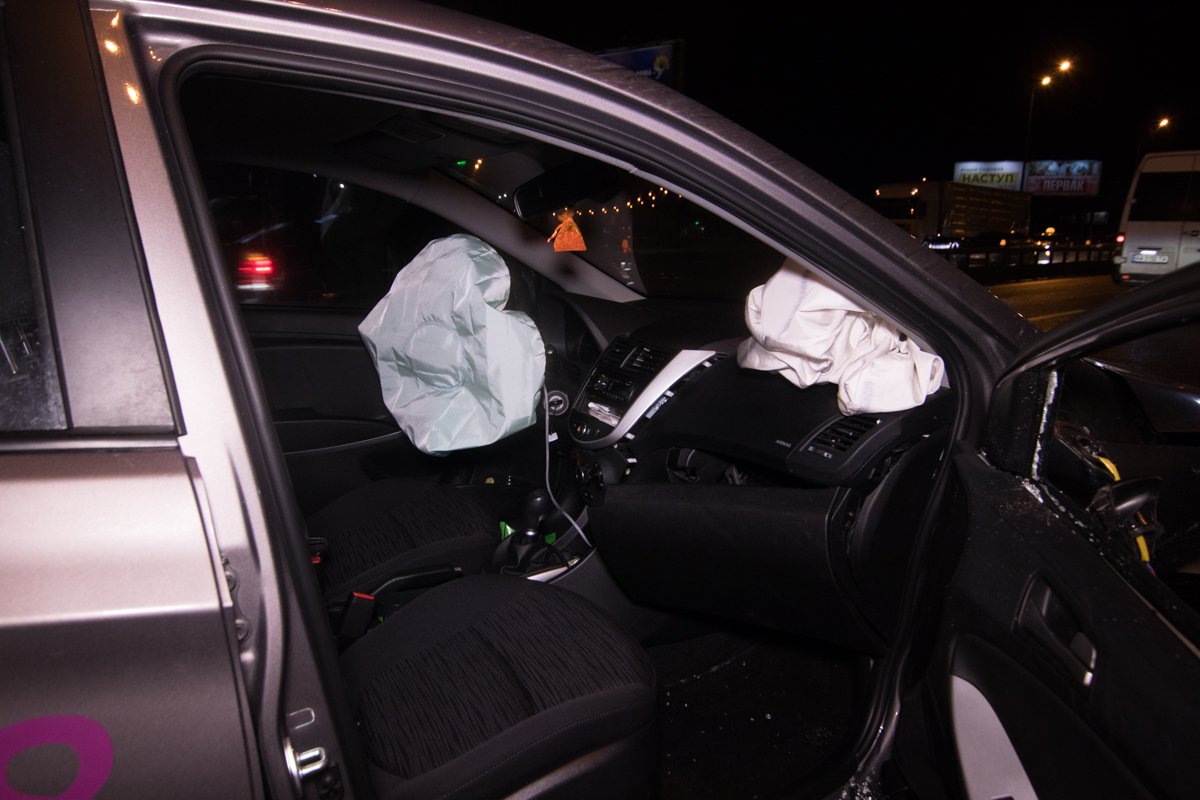 На пересечении с Харьковским шоссе в Uber на высокой скорости влетел водитель Mitsubishi с девушкой-пассажиром На пересечении с Харьковским шоссе в Uber на высокой скорости влетел водитель Mitsubishi с девушкой-пассажиром