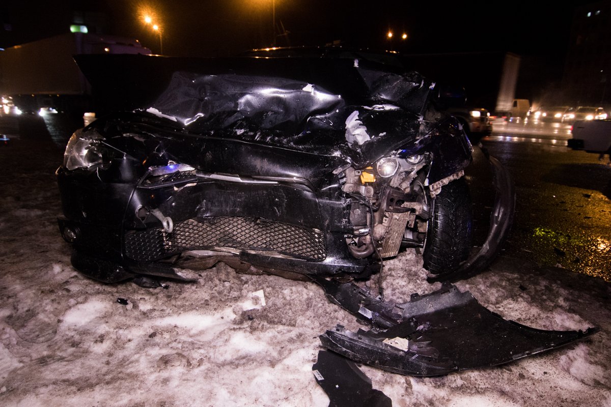 Разбитый Mitsubishi на обочине Разбитый Mitsubishi на обочине