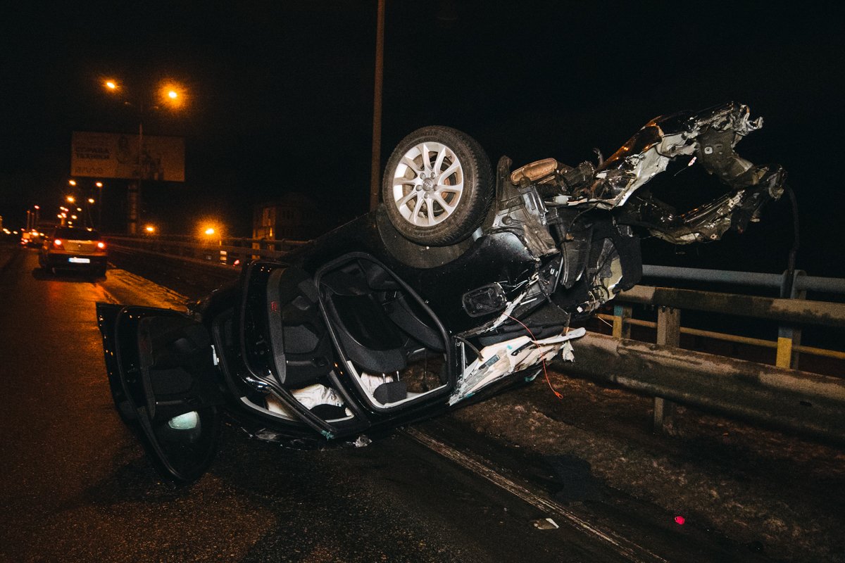Audi вылетел на отбойник, проехался по нему около пятидесяти метров и перевернулся на крышу