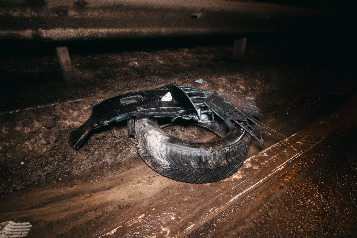 Audi на высокой скорости вылетел на отбойник правыми колесами и так проехал около пятидесяти метров