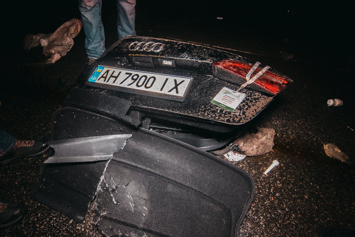 Во время такого "маневра" у легковушки оторвало багажник и его содержимое начало высыпаться прямо на проезжую часть