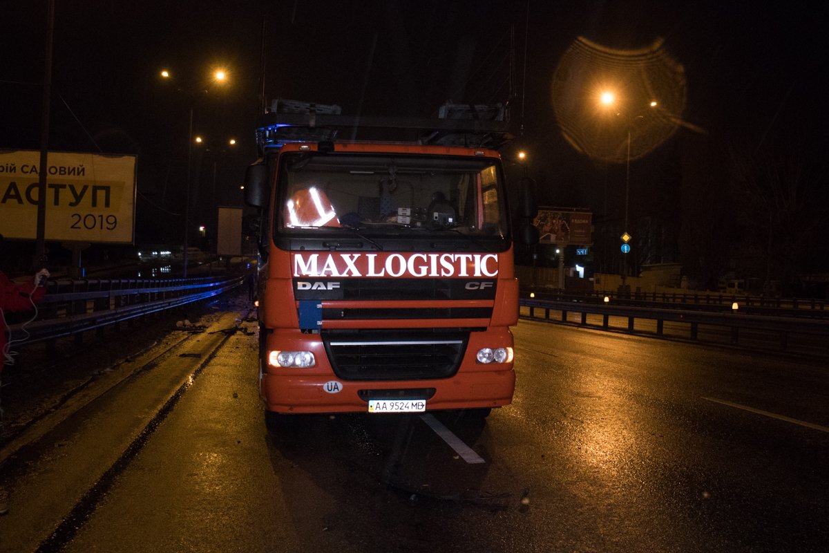 Поравнявшись с грузовиком, Audi зацепил его левый бок, а затем перевернулся на крышу прямо перед тягачом