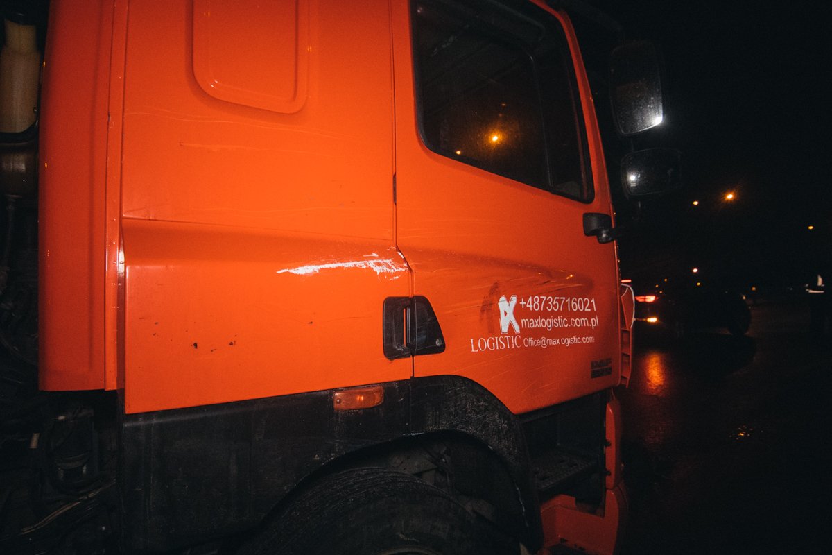 После совершения ДТП, водитель легковушки выбежал из салона и скрылся с места аварии