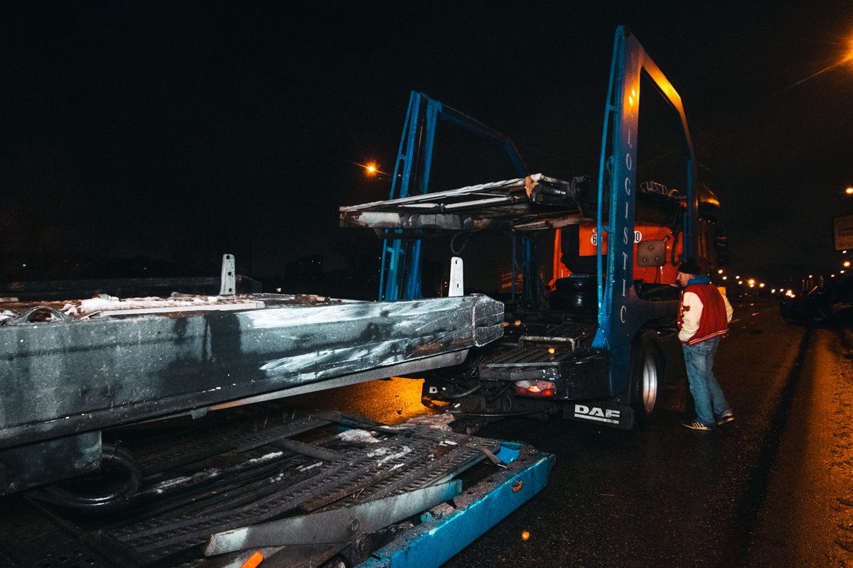 Повреждения на грузовике от столкновения с Audi