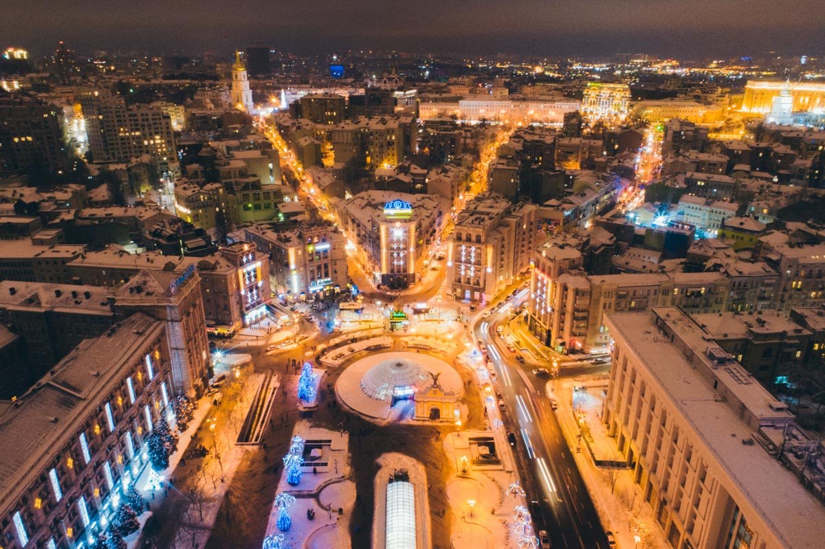 Покрытый снегом красавец Киев выглядит величественно и, в то же время, почти невесомо Покрытый снегом красавец Киев выглядит величественно и, в то же время, почти невесомо