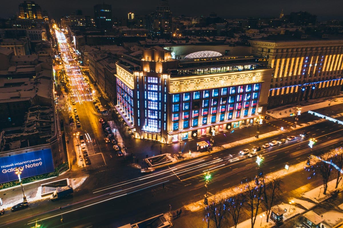 Яркие огни зимнего ночного мегаполиса Яркие огни зимнего ночного мегаполиса