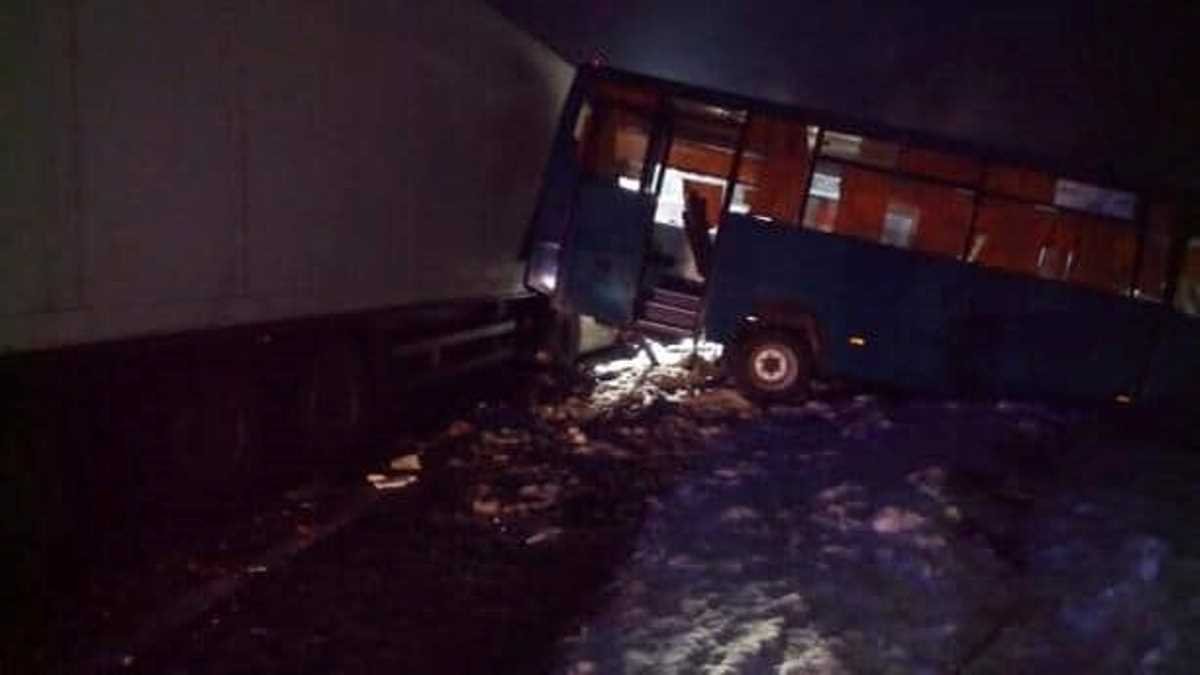 27 декабря под Киевом на Новообуховской трассе столкнулись автобус ГалАз и фура DAF