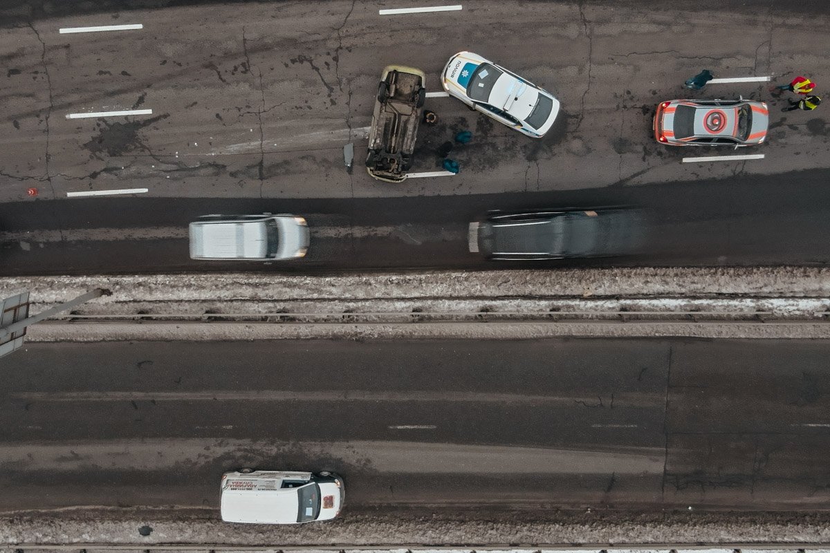 На Надднепрянском шоссе перевернулся Chevrolet с ребенком