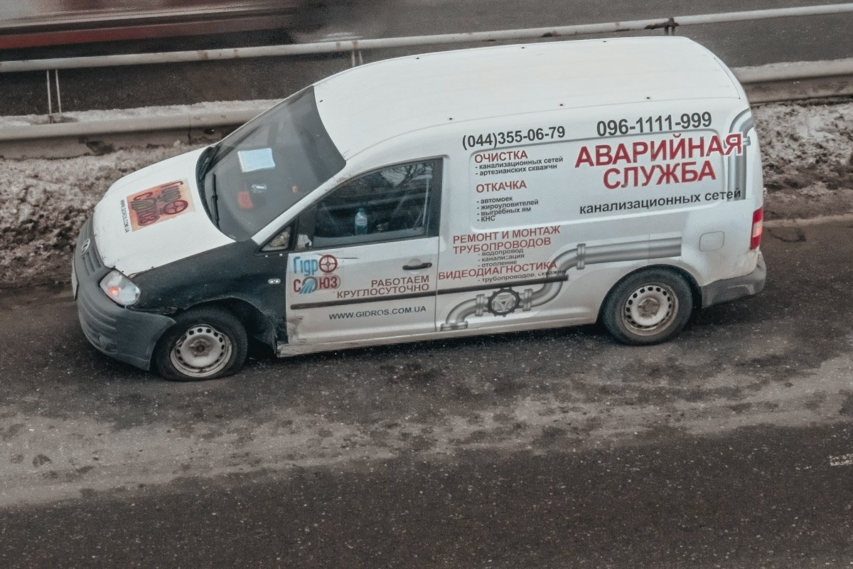 Предварительно, Volkswagen подрезал такси