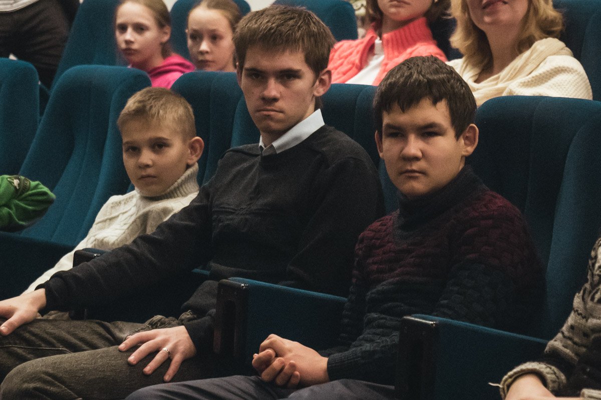 Дети и их родители внимательно слушали выступления футболистов