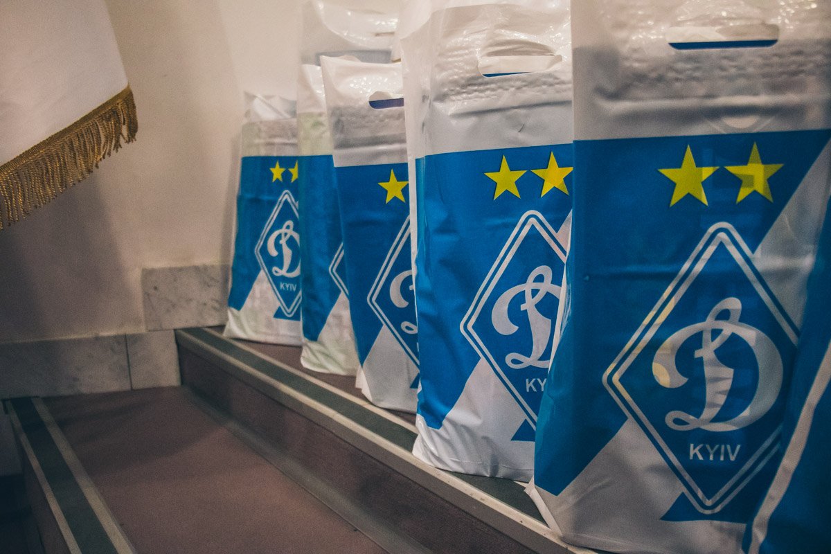 После завершения официальной части мероприятия футболисты вручили детям памятные подарки