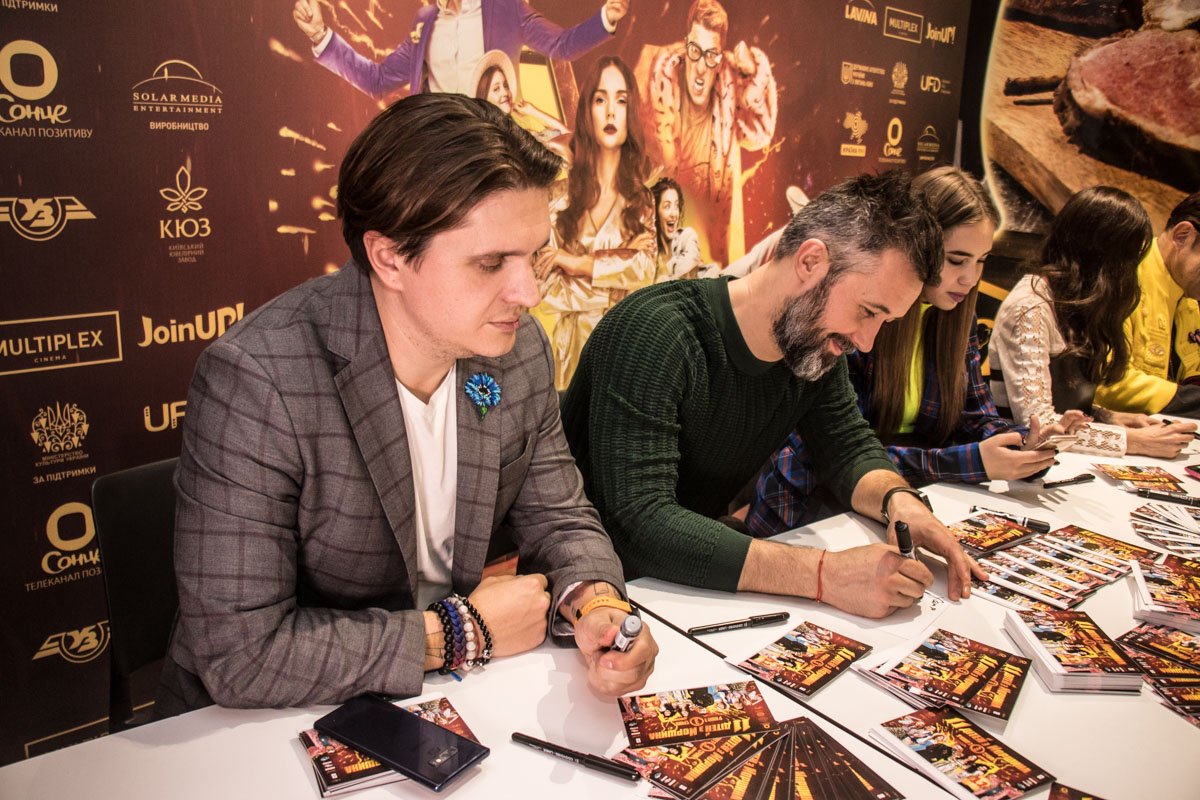 Во время предпоказа гости пообщались с творческой группой фильма, взяли автографы и сделали немало ярких селфи с актерами Во время предпоказа гости пообщались с творческой группой фильма, взяли автографы и сделали немало ярких селфи с актерами