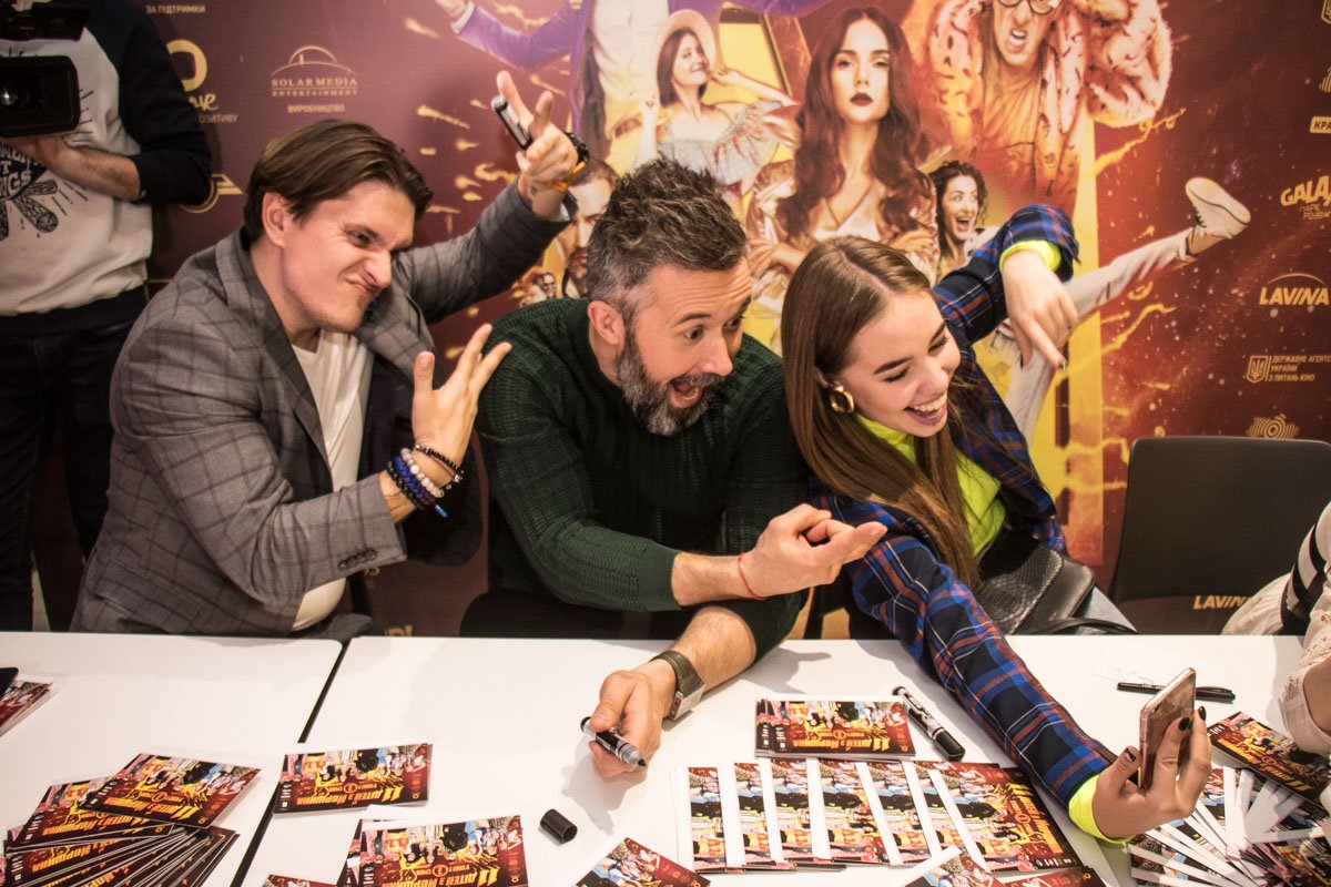 Предпоказ прошел в очень душевной и веселой обстановке Предпоказ прошел в очень душевной и веселой обстановке