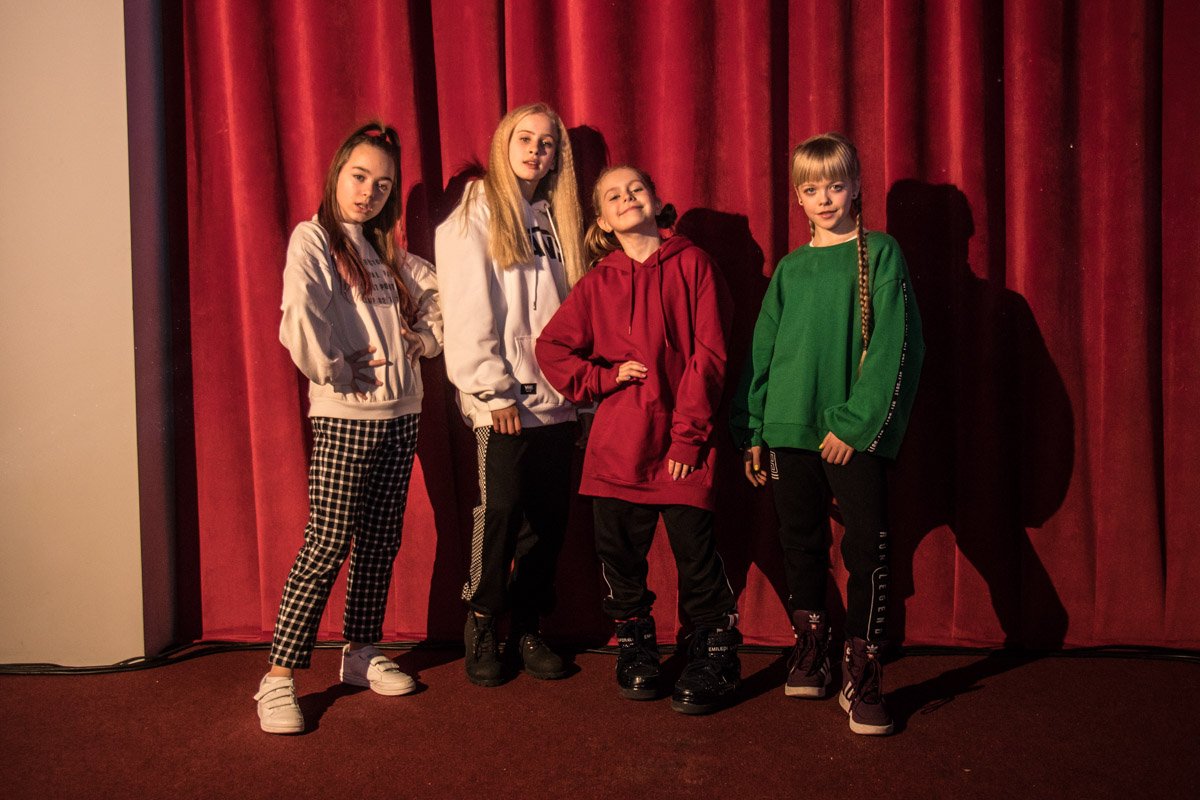 На допремьерном показе присутствовали очень стильные подростки На допремьерном показе присутствовали очень стильные подростки