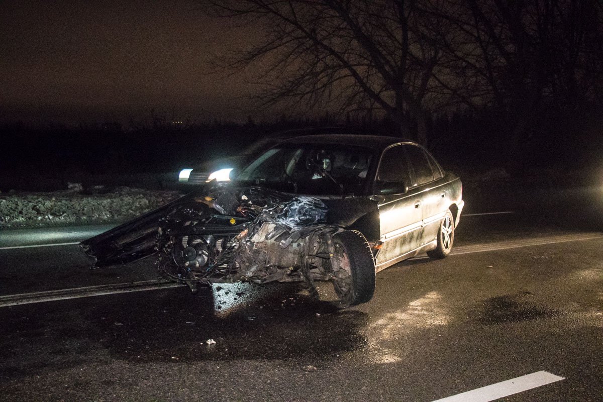 На середине улицы водитель Opel решил развернуться с первого ряда через двойную сплошную линию