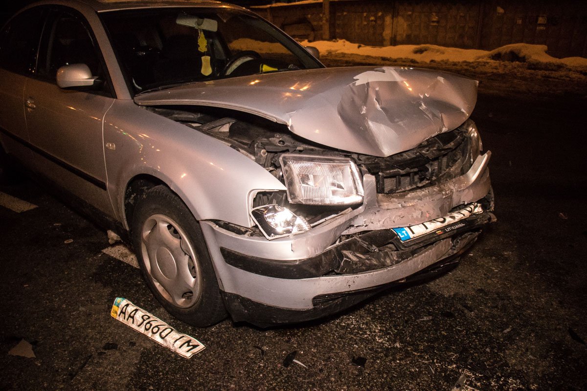 От столкновения Skodа понесло на тротуар и автомобиль влетел в автобусную остановку