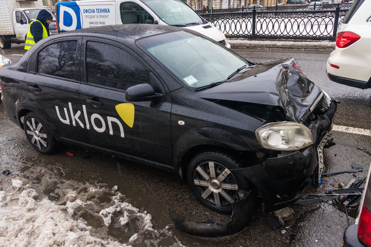 Водителя такси забрала скорая помощь Водителя такси забрала скорая помощь
