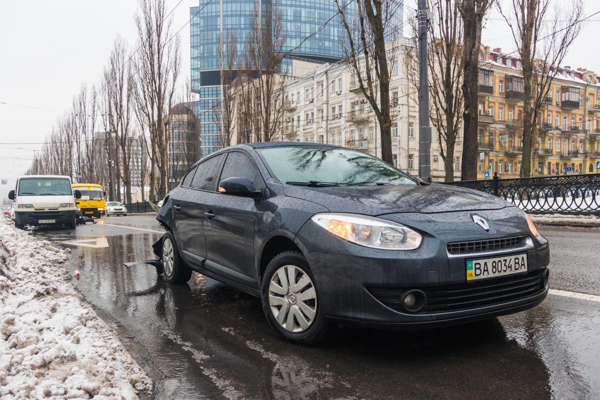 Citroen и Renault припарковались на полосе общественного транспорта Citroen и Renault припарковались на полосе общественного транспорта