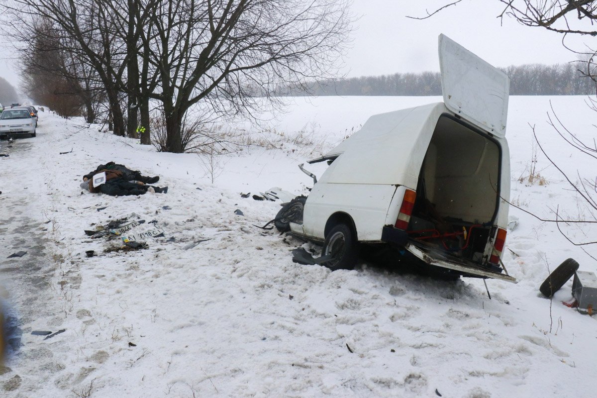 По предварительной информации, "Нива" ехала в сторону Киева, а вторая машина - в противоположном направлении По предварительной информации, "Нива" ехала в сторону Киева, а вторая машина - в противоположном направлении