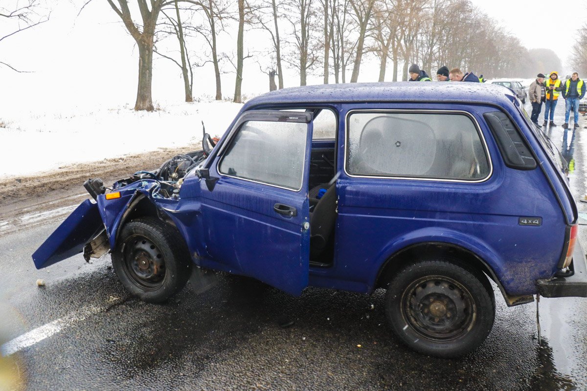 Водитель "Нивы" получил незначительные травмы, но от госпитализации отказался Водитель "Нивы" получил незначительные травмы, но от госпитализации отказался