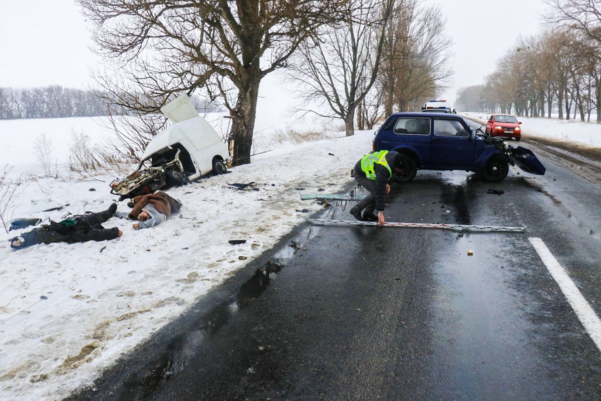 На месте ДТП движение регулируют правоохранители, так как для проезда в двух направлениях свободна только одна полоса На месте ДТП движение регулируют правоохранители, так как для проезда в двух направлениях свободна только одна полоса