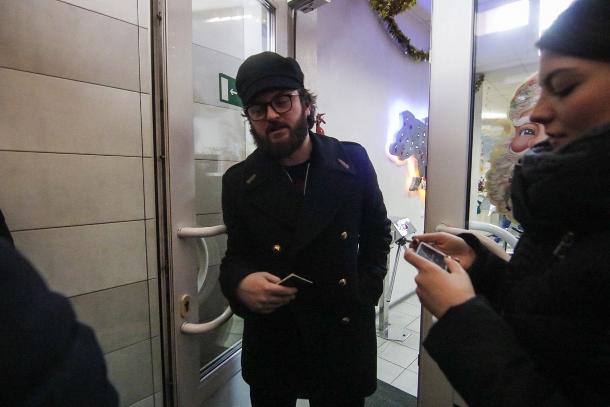 По словам DZIDZIO, возле входа в радиокомпанию к нему подошли двое неизвестных, предъявили претензии и нанесли несколько ударов 