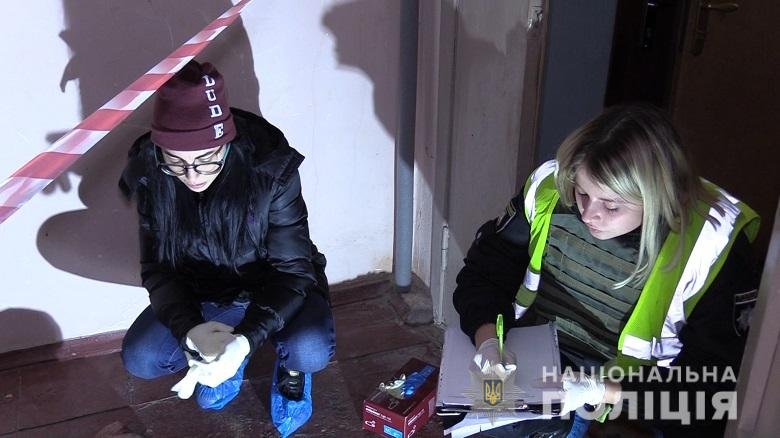 Чтобы скрыть следы содеянного, он вынес тело жертвы в подъезд Чтобы скрыть следы содеянного, он вынес тело жертвы в подъезд