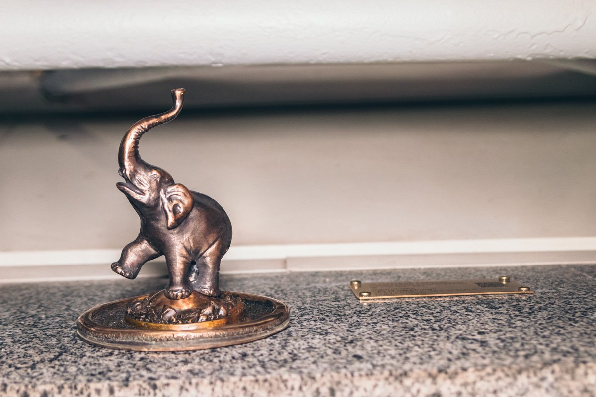 Мини-скульптура "Киевский слоник" теперь находится в ТЦ Globus